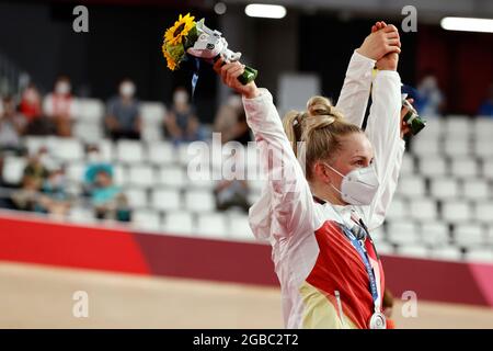 Tokio, Japan. August 2021. Siegerehrung, Siegerehrung, 151 Lea Sophie FRIEDRICH (GER), 153 Emma HINZE (GER), 2. Platz, Silbermedaille, Silbermedaille, Silbermedaille, Silbermedaillengewinnerin, Silbermedaillengewinnerin, Medaillenübergabe Radrennbahn Damen Team Sprint Finale auf Izu Velodrome Shizuoka 2.08.2021 Olympische Sommerspiele 2020, ab 23.07. - 08.08.2021 in Tokio/Japan. Kredit: dpa/Alamy Live Nachrichten Stockfoto