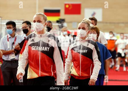 Tokio, Japan. August 2021. 151 Lea Sophie FRIEDRICH (GER), 153 Emma HINZE (GER), 2. Platz, Silbermedaille, Silbermedaille, Silbermedaille, Silbermedaillengewinnerin, Silbermedaillengewinnerin, Medaillenübergabe Radfahren Bahnrad Track Sprint-Finale der Damen-Teams beim Izu Velodrome Shizuoka 2.08.2021 Olympische Sommerspiele 2020, von 07/23 - 08.08.2021 in Tokio/Japan. Kredit: dpa/Alamy Live Nachrichten Stockfoto