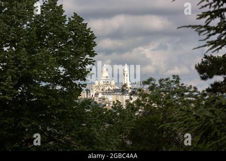 Basilika Sacré-Coeur und Butte Montmartre vom Parc des Buttes-Chaumont aus gesehen. Paris Stockfoto