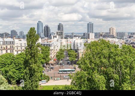 Blick über die Dächer von Paris vom Parc des Buttes-Chaumont. Paris Stockfoto