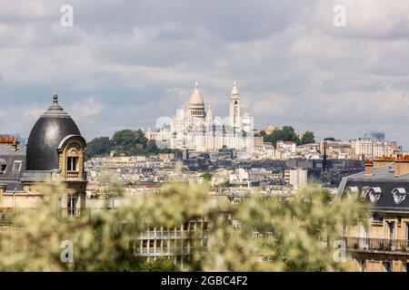 Basilika Sacré-Coeur und Butte Montmartre vom Parc des Buttes-Chaumont aus gesehen. Paris Stockfoto
