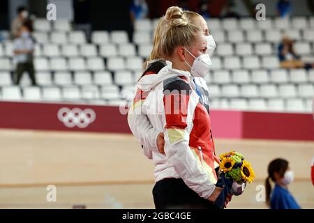 Tokio, Japan. August 2021. Siegerehrung, Siegerehrung, 151 Lea Sophie FRIEDRICH (GER), 153 Emma HINZE (GER), 2. Platz, Silbermedaille, Silbermedaille, Silbermedaille, Silbermedaillengewinnerin, Silbermedaillengewinnerin, Medaillenübergabe Radrennbahn Damen Team Sprint Finale auf Izu Velodrome Shizuoka 2.08.2021 Olympische Sommerspiele 2020, ab 23.07. - 08.08.2021 in Tokio/Japan. Kredit: dpa/Alamy Live Nachrichten Stockfoto