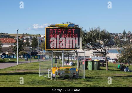 Sydney, Australien. Dienstag, 3. August 2021.Covid-19 Social Distancing Signage Display am Bondi Beach. Die Sperrbeschränkungen für den Großraum Sydney wurden aufgrund der Ausbreitung der Delta-Variante um vier Wochen bis zum 28. August verlängert und könnten verlängert werden. Quelle: Paul Lovelace/Alamy Live News Stockfoto