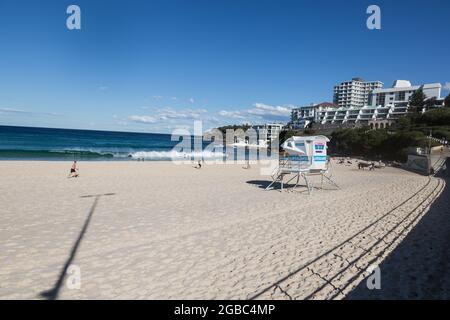 Sydney, Australien. Dienstag, 3. August 2021. Einheimische trainieren und genießen einen schönen Wintertag mit Temperaturen um 21ºC am Bondi Beach. Die Sperrbeschränkungen für den Großraum Sydney wurden aufgrund der Ausbreitung der Delta-Variante um vier Wochen bis zum 28. August verlängert und könnten verlängert werden. Quelle: Paul Lovelace/Alamy Live News Stockfoto