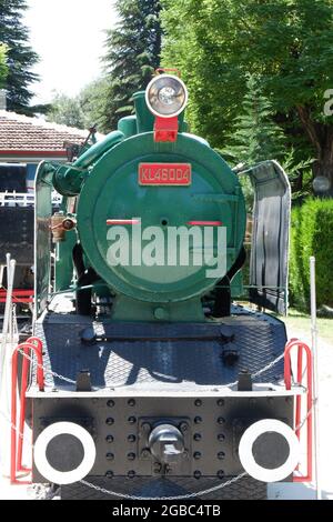 Züge der Türkei, Green Ancient Soldier Train und Black K2201 Train im TURASAS Railway Museum Outdoor Stockfoto