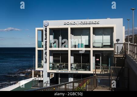 Sydney, Australien. Dienstag, 3. August 2021.der Bondi Eisbergs Club und das Meer Schwimmbad leer an einem schönen Wintertag mit Temperaturen um 21ºC am Bondi Beach. Die Sperrbeschränkungen für den Großraum Sydney wurden aufgrund der Ausbreitung der Delta-Variante um vier Wochen bis zum 28. August verlängert und könnten verlängert werden. Quelle: Paul Lovelace/Alamy Live News Stockfoto