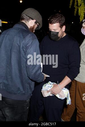 Paul Rudd und James Corden und Familien gingen zu scotts in London, sie schienen alle glücklich zu sein, als sie nach Geh nach Hause. kamen James signierte Autogramme sowie 2/8/2021 Blitzbilder Stockfoto