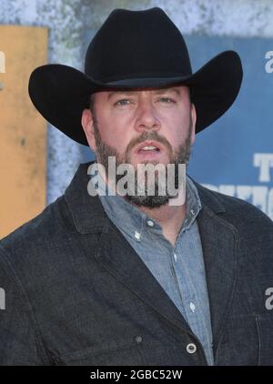 Los Angeles, USA. August 2021. Chris Sullivan kommt bei DER WELTPREMIERE DES SELBSTMORDKOMMANDOS an, die am Montag, dem 2. August 2021, im Regency Village Theatre in Westwood, CA, stattfand. (Foto: Sthanlee B. Mirador/Sipa USA) Quelle: SIPA USA/Alamy Live News Stockfoto