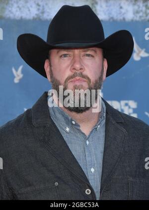 Los Angeles, USA. August 2021. Chris Sullivan kommt bei DER WELTPREMIERE DES SELBSTMORDKOMMANDOS an, die am Montag, dem 2. August 2021, im Regency Village Theatre in Westwood, CA, stattfand. (Foto: Sthanlee B. Mirador/Sipa USA) Quelle: SIPA USA/Alamy Live News Stockfoto