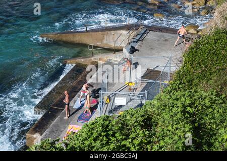 Sydney, Australien. Dienstag, 3. August 2021. Einheimische trainieren und genießen einen schönen Wintertag mit Temperaturen um 21ºC am Bondi Beach. Die Sperrbeschränkungen für den Großraum Sydney wurden aufgrund der Ausbreitung der Delta-Variante um vier Wochen bis zum 28. August verlängert und könnten verlängert werden. Quelle: Paul Lovelace/Alamy Live News Stockfoto