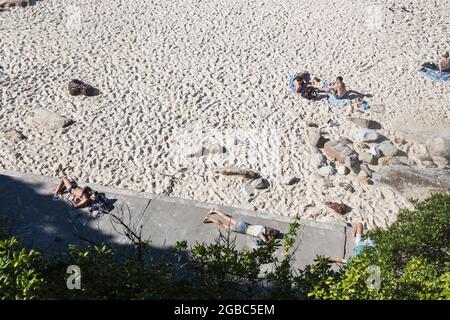 Sydney, Australien. Dienstag, 3. August 2021. Einheimische trainieren und genießen einen schönen Wintertag mit Temperaturen um 21ºC am Bondi Beach. Die Sperrbeschränkungen für den Großraum Sydney wurden aufgrund der Ausbreitung der Delta-Variante um vier Wochen bis zum 28. August verlängert und könnten verlängert werden. Quelle: Paul Lovelace/Alamy Live News Stockfoto