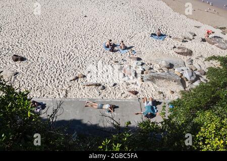 Sydney, Australien. Dienstag, 3. August 2021. Einheimische trainieren und genießen einen schönen Wintertag mit Temperaturen um 21ºC am Bondi Beach. Die Sperrbeschränkungen für den Großraum Sydney wurden aufgrund der Ausbreitung der Delta-Variante um vier Wochen bis zum 28. August verlängert und könnten verlängert werden. Quelle: Paul Lovelace/Alamy Live News Stockfoto