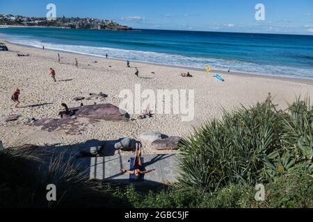 Sydney, Australien. Dienstag, 3. August 2021. Einheimische trainieren und genießen einen schönen Wintertag mit Temperaturen um 21ºC am Bondi Beach. Die Sperrbeschränkungen für den Großraum Sydney wurden aufgrund der Ausbreitung der Delta-Variante um vier Wochen bis zum 28. August verlängert und könnten verlängert werden. Quelle: Paul Lovelace/Alamy Live News Stockfoto