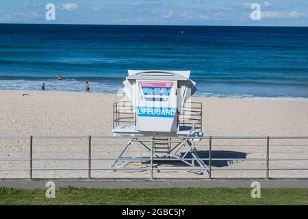 Sydney, Australien. Dienstag, 3. August 2021. Einheimische trainieren und genießen einen schönen Wintertag mit Temperaturen um 21ºC am Bondi Beach. Die Sperrbeschränkungen für den Großraum Sydney wurden aufgrund der Ausbreitung der Delta-Variante um vier Wochen bis zum 28. August verlängert und könnten verlängert werden. Quelle: Paul Lovelace/Alamy Live News Stockfoto