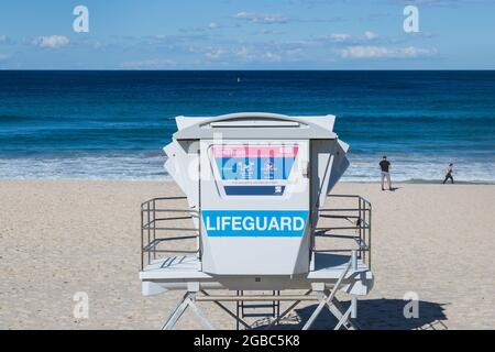 Sydney, Australien. Dienstag, 3. August 2021. Einheimische trainieren und genießen einen schönen Wintertag mit Temperaturen um 21ºC am Bondi Beach. Die Sperrbeschränkungen für den Großraum Sydney wurden aufgrund der Ausbreitung der Delta-Variante um vier Wochen bis zum 28. August verlängert und könnten verlängert werden. Quelle: Paul Lovelace/Alamy Live News Stockfoto