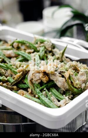 Gemischtes, angeschlagenes Okra- und Blumenkohlgemüse-Tempura in Buffetform Stockfoto