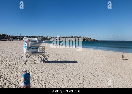 Sydney, Australien. Dienstag, 3. August 2021. Einheimische trainieren und genießen einen schönen Wintertag mit Temperaturen um 21ºC am Bondi Beach. Die Sperrbeschränkungen für den Großraum Sydney wurden aufgrund der Ausbreitung der Delta-Variante um vier Wochen bis zum 28. August verlängert und könnten verlängert werden. Quelle: Paul Lovelace/Alamy Live News Stockfoto