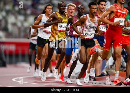 TOKIO, JAPAN - 3. AUGUST: Jacob Kiplimo aus Uganda tritt am 3. August 2021 im Olympiastadion in Tokio, Japan, in der 5000-Meter-Runde 1 der Männer bei den Olympischen Spielen 2020 in Tokio an (Foto: Andy Astfalck/Orange Picles) Stockfoto