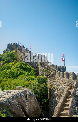 Portugiesische Festung in Sintra, maurische Burg, Steinmauer, Vertikale Aufnahme mit blauem, klarem Himmel Stockfoto