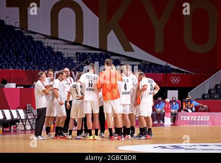 Tokio, Japan. August 2021. Handball: Olympische Spiele, Deutschland - Ägypten, Endrunde, Viertelfinale, im Yoyogi National Stadium. Das deutsche Team ist auf dem Platz. Quelle: Jan Woitas/dpa-Zentralbild/dpa/Alamy Live News Stockfoto