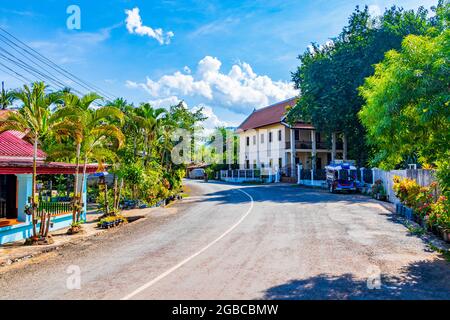 Typische bunte Straßen- und Stadtlandschaft der Altstadt Luang Prabang Laos. Stockfoto