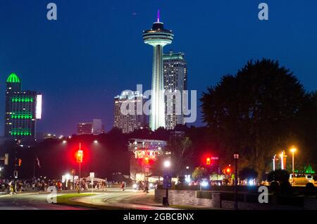 Der Skylon-Turm wird in der Nacht in Niagara Falls, Ontario, Kanada, gezeigt, Montag, 26. Juli, 2021. Stockfoto