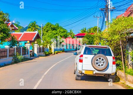 Typische bunte Straßen- und Stadtlandschaft der Altstadt Luang Prabang Laos. Stockfoto