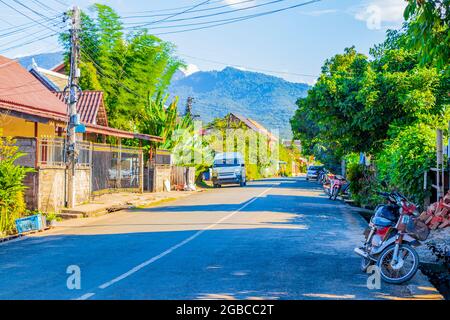 Typische bunte Straßen- und Stadtlandschaft der Altstadt Luang Prabang Laos. Stockfoto