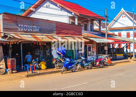 Luang Prabang Laos 16. November 2018 Typische bunte Straßen- und Stadtlandschaft der Altstadt Luang Prabang Laos. Stockfoto