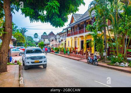 Luang Prabang Laos 17. November 2018 Typische bunte Straßen- und Stadtlandschaft der Altstadt Luang Prabang Laos. Stockfoto