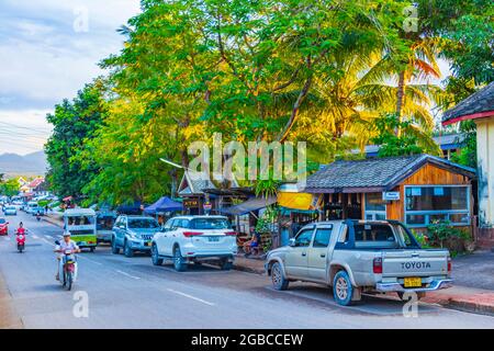 Luang Prabang Laos 16. November 2018 Typische bunte Straßen- und Stadtlandschaft der Altstadt Luang Prabang Laos. Stockfoto