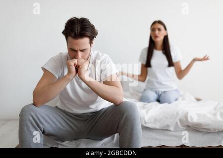 Unzufriedene Frau Beschuldigt Unglücklichen Ehemann, Der Im Schlafzimmer Streit Hatte Stockfoto