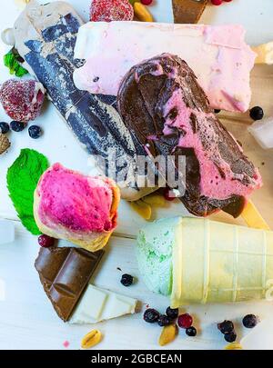 Abwechslungsreiches Eis mit Früchten und Beeren in Schokolade Draufsicht Stockfoto