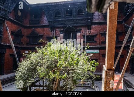 Kumari Ghar, der Palast der lebenden Kumari-Göttin in Kathmandu, mit Holzgerüst nach dem Erdbeben von 2015 in Nepal Stockfoto