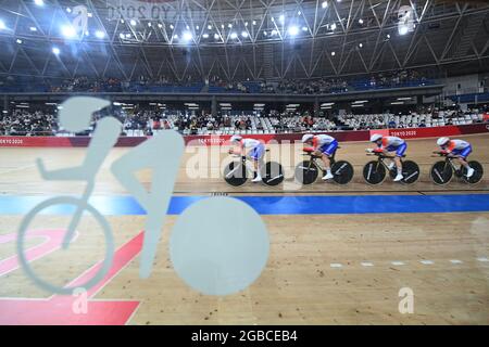 (210803) --IZU, 3. August 2021 (Xinhua) -- Radsportler aus Frankreich treten während des Radrennsports an das Verfolgungsspiel der Frauen bei den Olympischen Spielen in Tokio 2020 in Izu, Japan, 3. August 2021. (Xinhua/He Changshan) Stockfoto