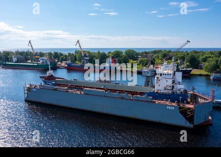 Das Frachtschiff am schwimmenden Trockendock wird gerade renoviert Stockfoto