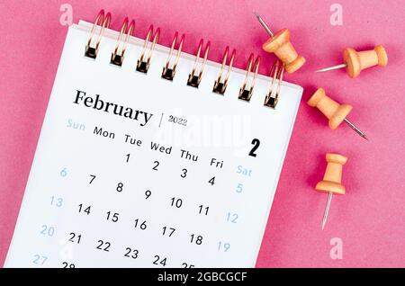 Februar-Kalender 2022 auf rosa Hintergrund. Stockfoto
