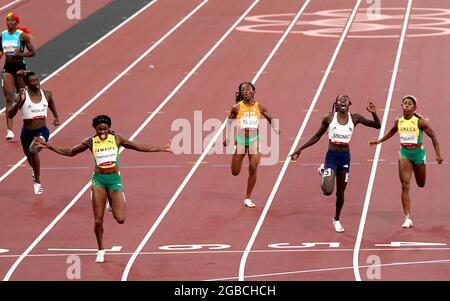 Die Jamaikanerin Elaine Thompson-Herah (vorne links) feiert den Gewinn des 200-Meter-Finales der Frauen während der Leichtathletik im Olympiastadion am elften Tag der Olympischen Spiele in Tokio 2020 in Japan. Bilddatum: Dienstag, 3. August 2021. Stockfoto