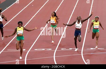 Die Jamaikanerin Elaine Thompson-Herah (vorne links) feiert den Gewinn des 200-Meter-Finales der Frauen während der Leichtathletik im Olympiastadion am elften Tag der Olympischen Spiele in Tokio 2020 in Japan. Bilddatum: Dienstag, 3. August 2021. Stockfoto