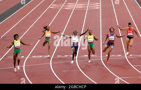 Die Jamaikanerin Elaine Thompson-Herah (vorne links) feiert den Gewinn des 200-Meter-Finales der Frauen während der Leichtathletik im Olympiastadion am elften Tag der Olympischen Spiele in Tokio 2020 in Japan. Bilddatum: Dienstag, 3. August 2021. Stockfoto