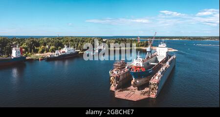 Das Frachtschiff am schwimmenden Trockendock wird gerade renoviert Stockfoto