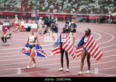 Tokio, Japan. Tokio, Japan. August 2021. 3. August 2021; Olympiastadion, Tokio, Japan: Tag der Olympischen Sommerspiele 11 in Tokio 2020; 800-m-Finale der Frauen; Goldmedaillengewinnerin MU Athing aus den USA, HODGKINSON Keely aus Großbritannien belegt den 2. Platz und gewinnt die Silbermedaille mit einer neuen britischen Rekordzeit und ROGERS Raevyn aus den USA mit Bronze Credit: Action Plus Sports Images/Alamy Live News Credit: Action Plus Sports Images/Alamy Live News Stockfoto