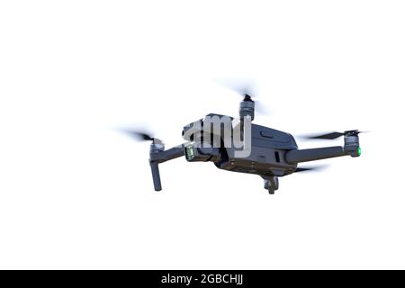 Almaty, Kasachstan - 13. Juni 2021: DJI MAVIC AIR 2S Drohne vor weißem Hintergrund in Aktion. Nahaufnahme Stockfoto