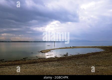 Sonnenstrahlen leuchten durch die Wolken am Bodensee, Deutschland Stockfoto