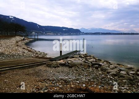 Sonnenstrahlen leuchten durch die Wolken am Bodensee, Deutschland Stockfoto