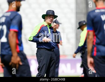 3. August 2021; Emirates Old Trafford, Manchester, Lancashire, England; Royal London Cup Cricket, Lancashire versus Middlesex; Umpire Nick Cook Credit: Action Plus Sports Images/Alamy Live News Stockfoto