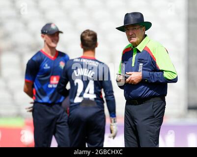 3. August 2021; Emirates Old Trafford, Manchester, Lancashire, England; Royal London Cup Cricket, Lancashire versus Middlesex; Umpire Nick Cook Credit: Action Plus Sports Images/Alamy Live News Stockfoto