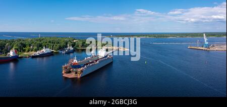 Das Frachtschiff am schwimmenden Trockendock wird gerade renoviert Stockfoto