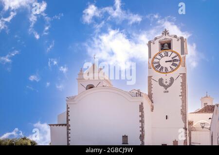Der Uhrenturm und die Kirche von Greja de Santa Maria do Castelo Tavira Ost-Algarve Portugal. Stockfoto