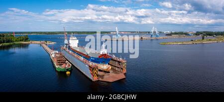 Das Frachtschiff am schwimmenden Trockendock wird gerade renoviert Stockfoto